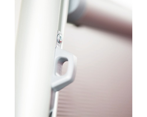 Prim-plan cu un suport de umbrelă de soare cu mâner și șurub