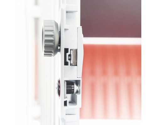 Vizualizare detaliată a unui termostat de radiator alb cu buton rotativ