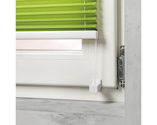 Jaluzea pliată verde la fereastră