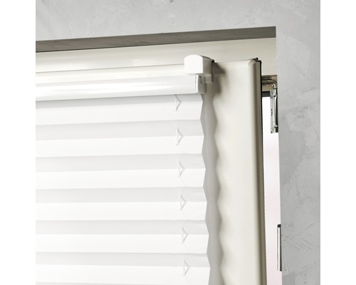 Prim-plan cu un jaluzea plisată albă pentru decorarea ferestrelor și protecție solară