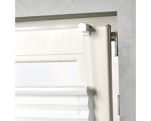 Prim-plan cu un jaluzele plisate albe pe fereastră