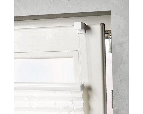 Imagine detaliată a unei jaluzele albe pe fereastră