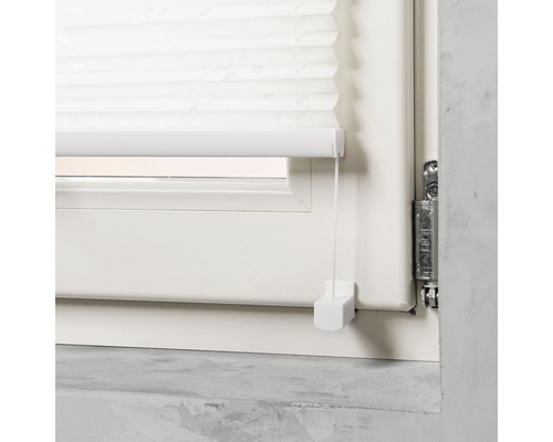 Imagine detaliată a unui jaluzele plisate albe la fereastră