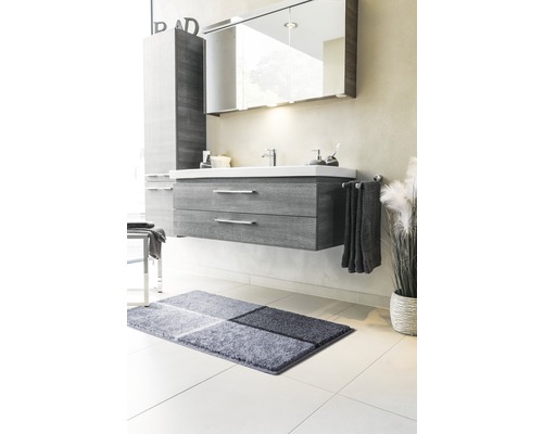 Baie cu dulap de bază pentru lavoar, dulap cu oglindă, prosop și covor de baie