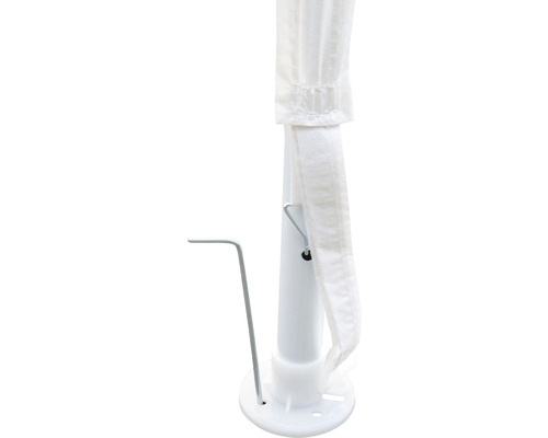 Vizualizare detaliată a piciorului unui cort de petrecere cu țăruș pentru fixare