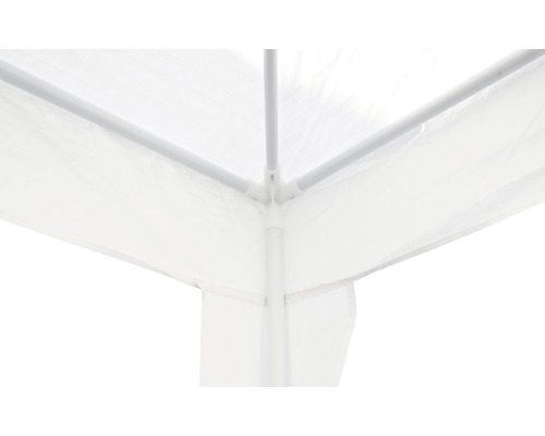 Detaliu cort de petrecere cu cadru și prelată de cort