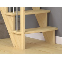 Detaliu cu scară din lemn cu balustrade cu baluștri