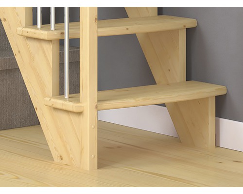 Prim-plan al unei scări din lemn cu balustrade