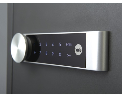 Prim-plan cu un seif cu tastatură digitală și logo Yale