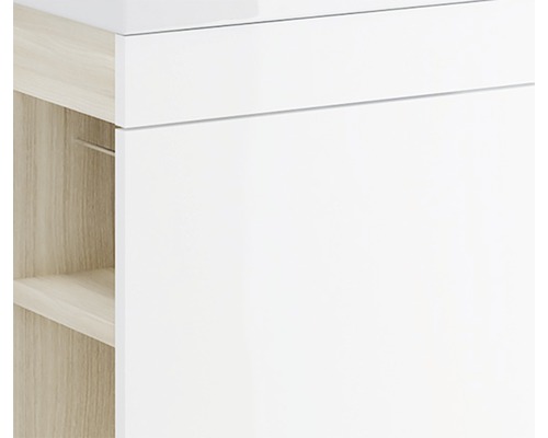 Prim-plan cu dulap de baie cu sertar și raft