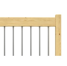 Vizualizare detaliată a unui element de gard din lemn cu stâlpi metalici