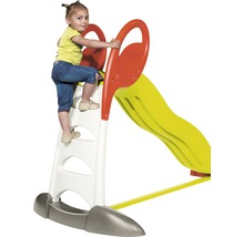 Copil urcând pe un tobogan pentru copii