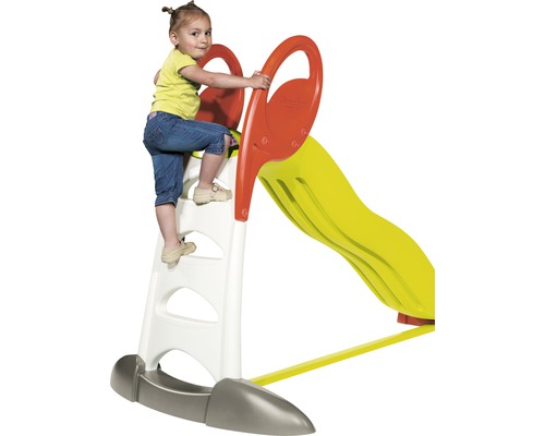 Copil urcând pe un tobogan pentru copii