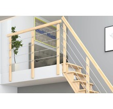 Scară din lemn cu balustradă cu cablu din oțel inoxidabil într-o cameră de zi luminoasă