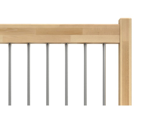 Imagine detaliată cu o balustradă cu stâlpi de lemn și bare metalice