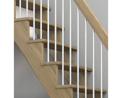Scară din lemn cu balustre metalice argintii