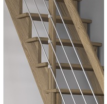 Imagine detaliată a unei scări cu trepte din lemn și balustradă cu cabluri din oțel inoxidabil