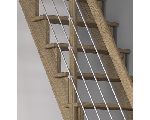 Imagine detaliată a unei scări cu trepte din lemn și balustradă cu cabluri din oțel inoxidabil