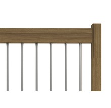 Imagine detaliată a unei balustrade cu mână curentă din lemn și bare metalice