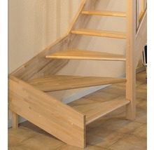 Scară din lemn cu trepte și balustradă