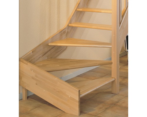Scară din lemn cu trepte și balustradă