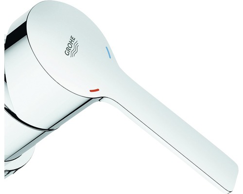 Sigla Grohe pe un robinet lucios