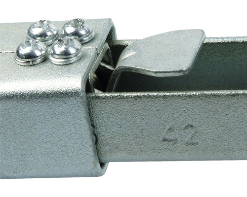 Prim-plan cu o feronerie metalică argintie cu șuruburi