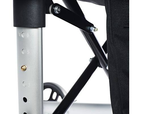 Prim-plan al unui rollator cu ajustare pe înălțime și coș de cumpărături.