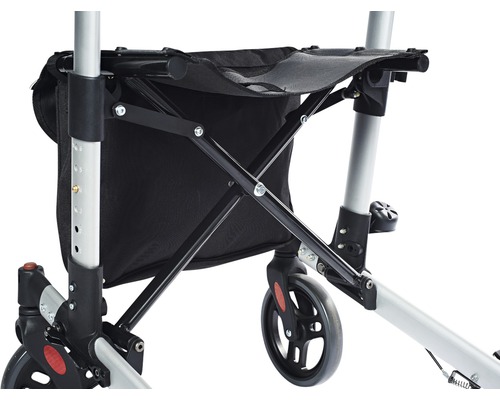 Prim-plan cu cadru de mers cu scaun și geantă