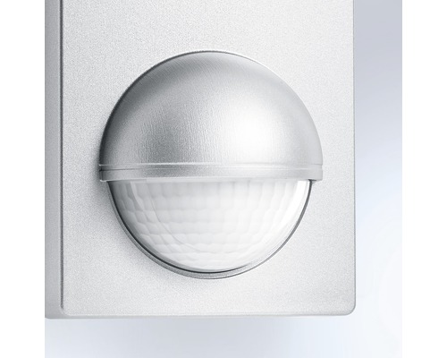 Prim-plan cu un senzor de mișcare de exterior.