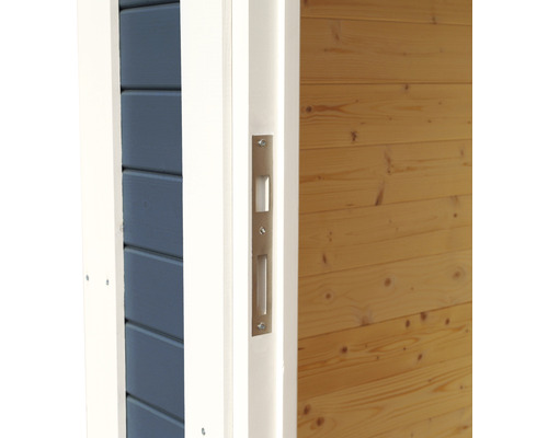 Prim-plan al unei încuietori de ușă cu mâner încastrat într-o ușă din lemn