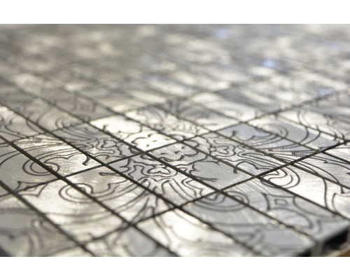 Prim-plan cu plăci de mozaic argintii cu model