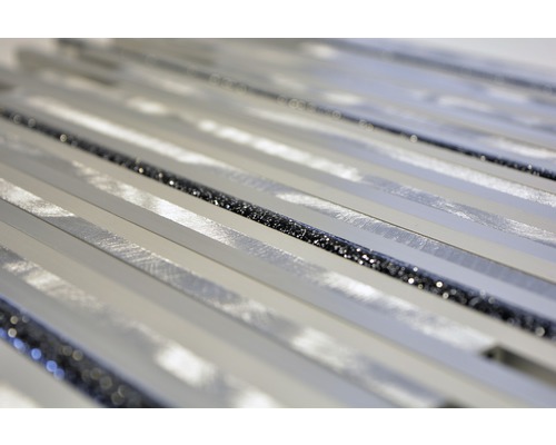 Prim-plan cu mai multe profile de aluminiu cu accente întunecate, strălucitoare