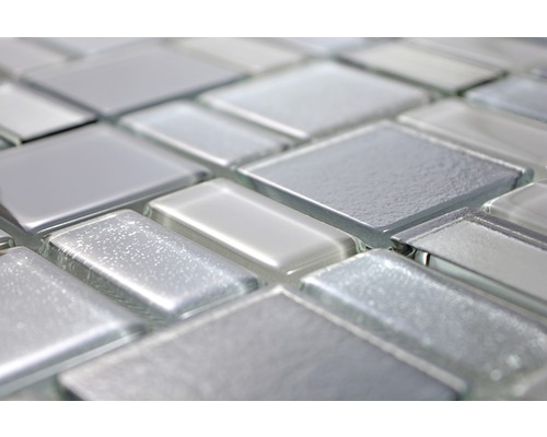 Prim-plan cu plăci de mozaic din sticlă