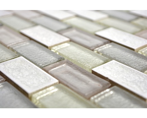 Prim-plan cu plăci de mozaic de sticlă în model de cărămidă