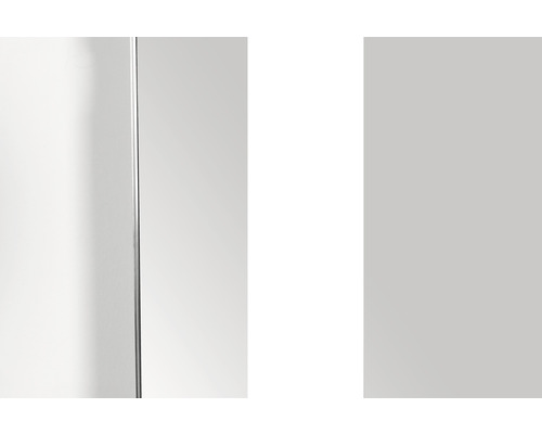 Prim-plan al unei cabine de duș cu panouri transparente și armături argintii