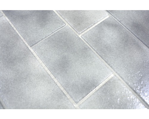 Plăci dreptunghiulare gri așezate cu îmbinare decalată