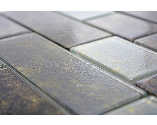 Prim-plan cu plăci dreptunghiulare de mozaic din sticlă