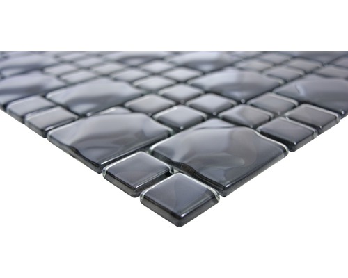 Prim-plan cu un mozaic cu pietre pătrate și în formă de romb