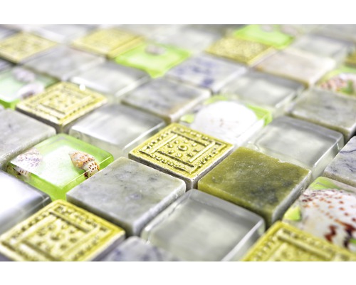 Prim-plan cu plăci de mozaic cu elemente din sticlă, piatră și scoici