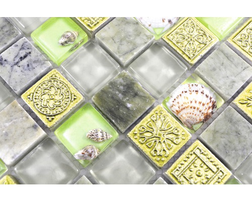 Mozaic cu sticlă, piatră, scoici și ornamente