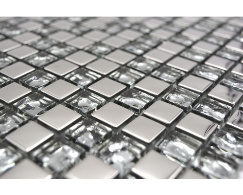 Prim-plan cu plăci de mozaic din sticlă și metal