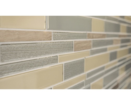 Prim-plan al unei plăci de perete cu model mozaic din sticlă și piatră