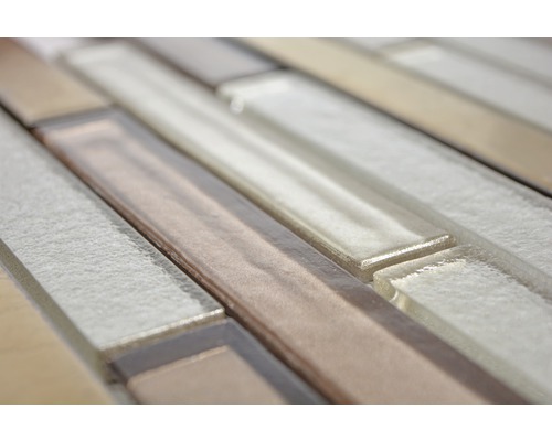 Prim-plan cu o placă de mozaic cu pietre de sticlă alungite