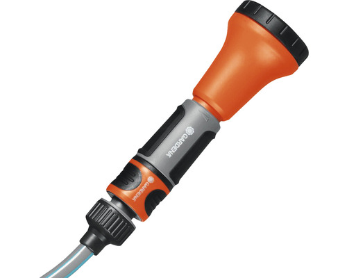 Pulverizator de curățare Gardena conectat la un furtun de grădină