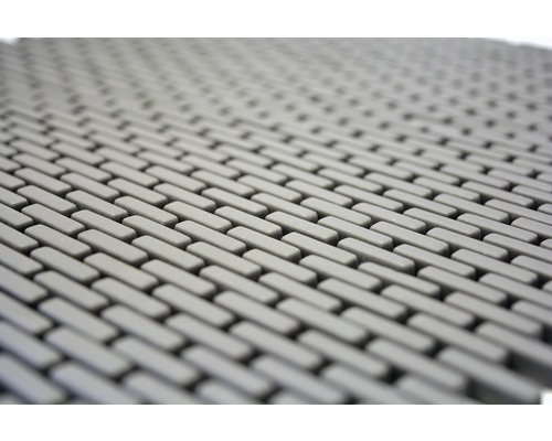 Prim-plan cu un covoraș de cauciuc gri cu model dreptunghiular.