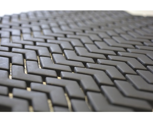 Prim-plan cu covor modular de podea negru, cu model în zig-zag