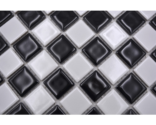 Plăci de mozaic pătrate într-un model de tablă de șah