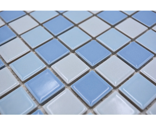 Prim-plan cu plăci de mozaic cu elemente pătrate