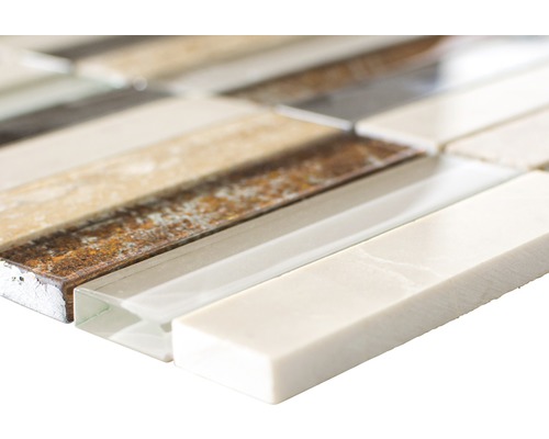 Prim-plan cu o țiglă mozaicată cu suprafețe diferite